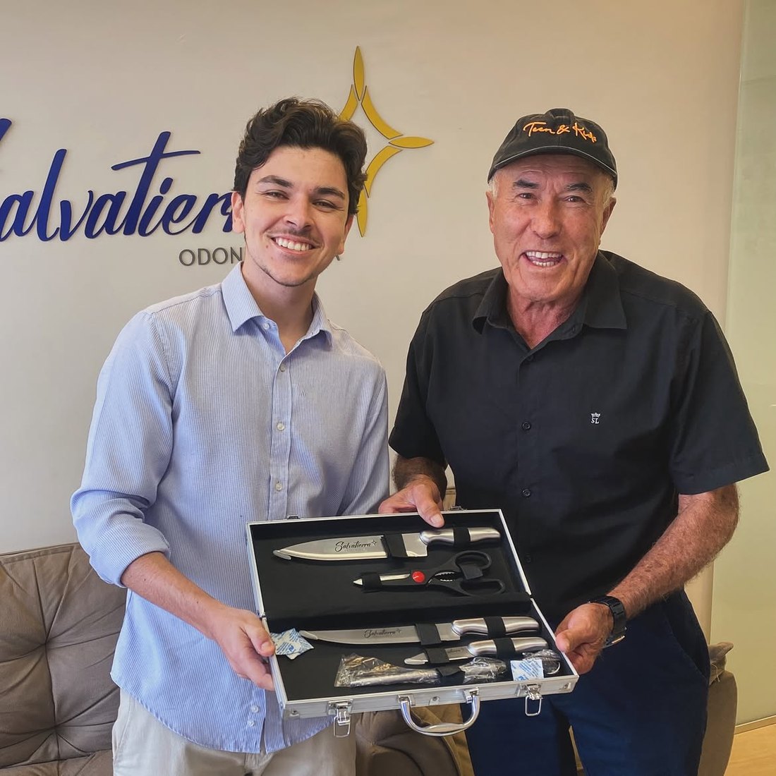 Dr. Luis Fernando Salvatierra com um paciente na recepção da clínica